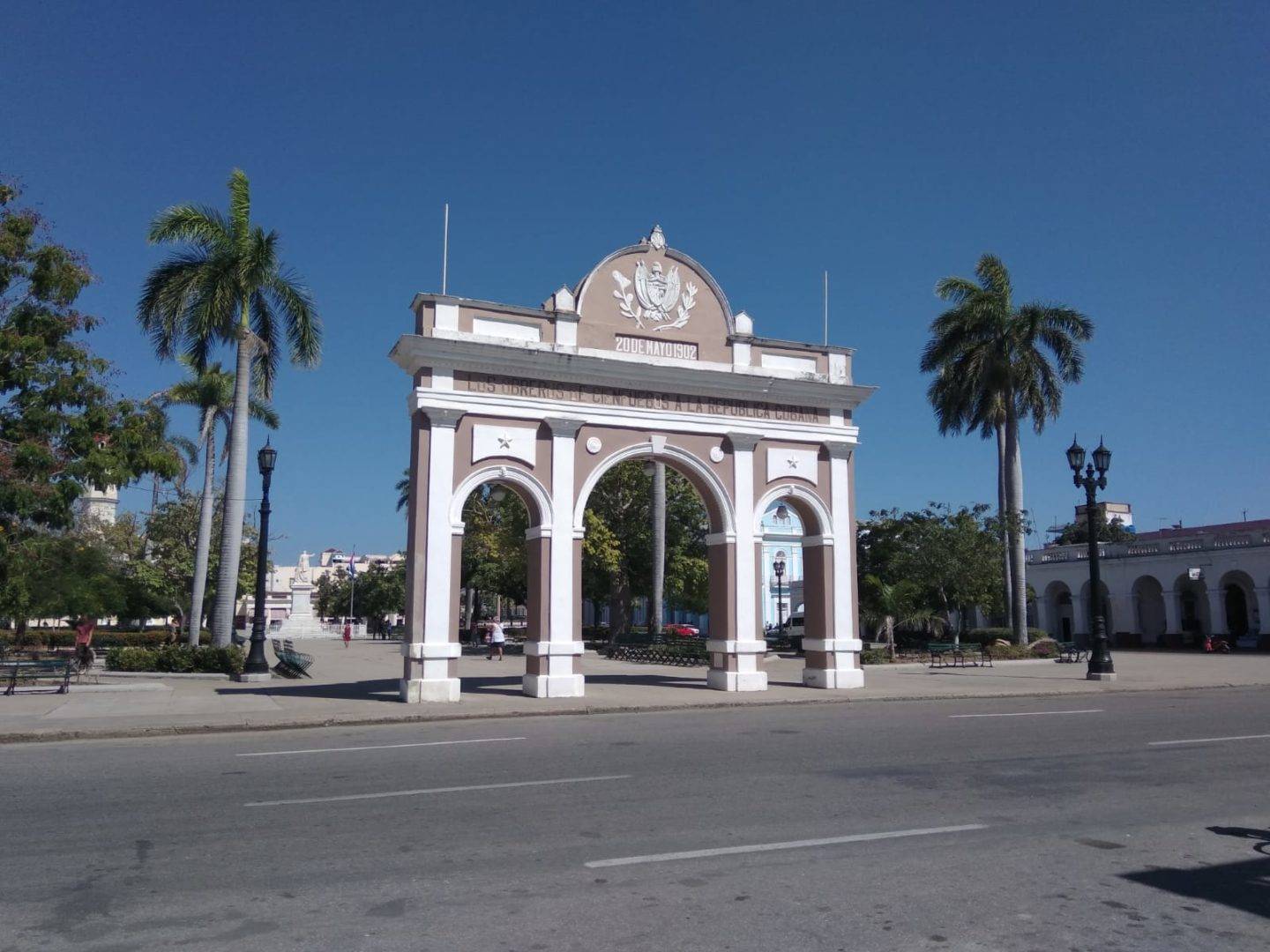 Arco del Triunfo de Cienfuegos - La cadena viajera