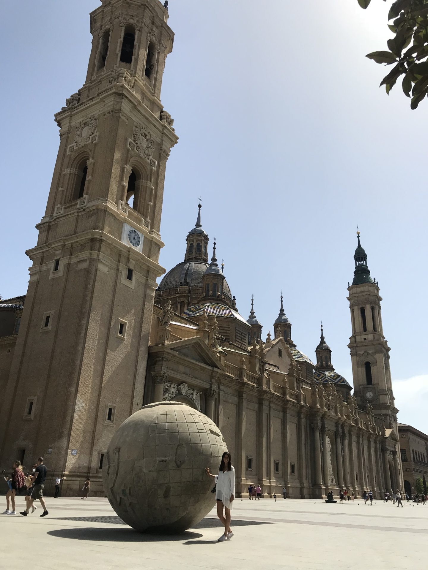 Bola Del Mundo - Plaza del Pilar- La cadena viajera